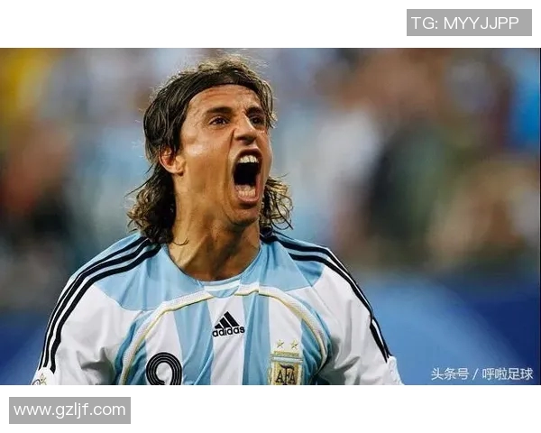 足球场上的长发少年梦追逐足球明星的激情与风采 足球场上的长发少年梦追逐足球明星的激情与风采