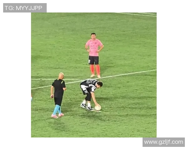 足球明星在球场上铲倒小球迷的搞笑瞬间引发热议与欢笑 足球明星在球场上铲倒小球迷的搞笑瞬间引发热议与欢笑