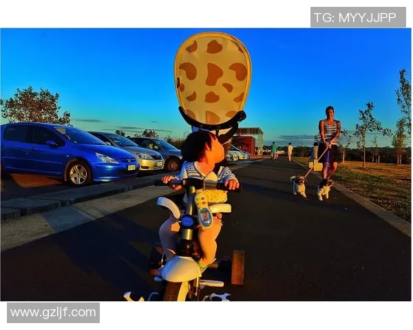 漫画风格的小孩足球明星形象展现梦想与激情的童年故事